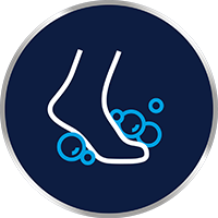 Lavez soigneusement vos pieds avec de l’eau et un savon au pH neutre